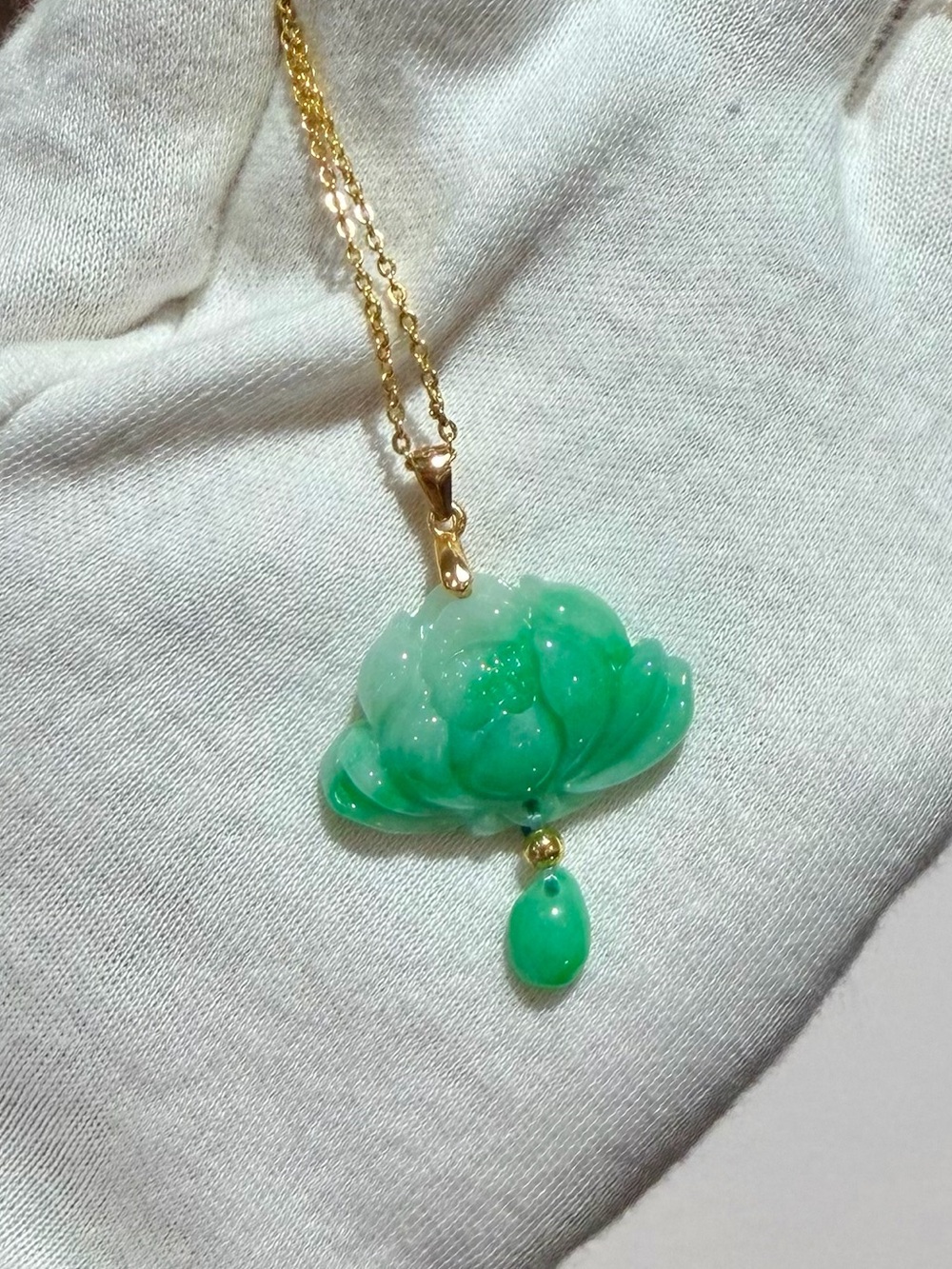 Certified genuine natural Burmese jadeite hand-carved lotus pendant necklace
